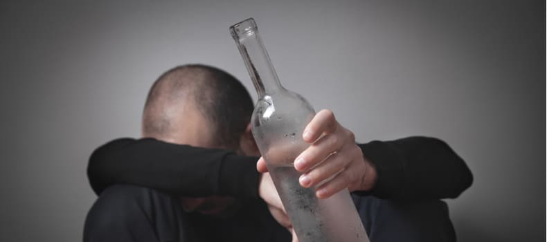 Частный вытрезвитель Частный вытрезвитель: мужчина с бутылкой алкоголя